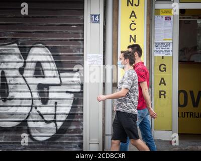 BELGRAD, SERBIEN - 23. JULI 2020: Junge Menschen, zwei junge Männer, Freunde, Spaziergang mit Gesichtsmaske Schutzausrüstung auf Coronavirus Covid 19 Krise Stockfoto