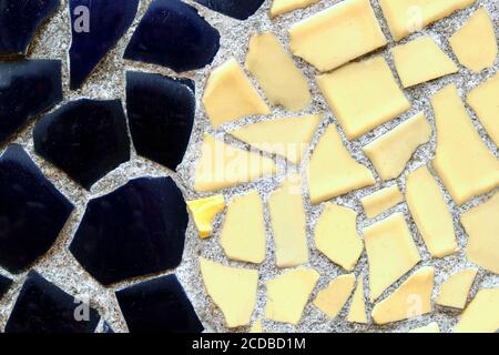 Abstract texture from pieces of shattered mosaic black and yellow. Stockfoto