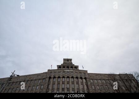 BELGRAD, SERBIEN - 10. FEBRUAR 2019: Logo der Posta Srbije in ihrer lokalen Zentrale, Glavna Posta. Auch Serbische Post genannt, ist die öffentliche Post Stockfoto