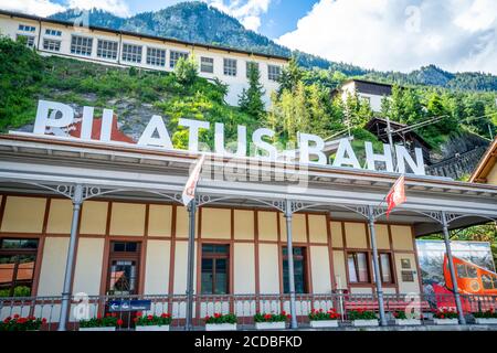 Alpnachstad Schweiz , 29. Juni 2020 : Nahaufnahme des Pilatus-Bahn-Bahnhofs und Berg im Hintergrund in Alpnachstad Luzern Schweiz Stockfoto