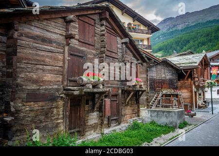 Altes traditionelles Schweizer Holzchalet ein altes Holzhaus Hinterdorf oder hinteres Dorf Zermatt Schweiz Stockfoto