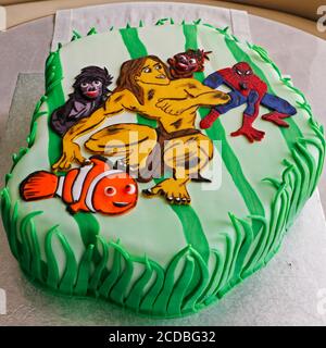 Dubai, Vereinigte Arabische Emirate - 24. August 20Happy Birthday Kuchen Cartoon-Figuren für Kinder Stockfoto