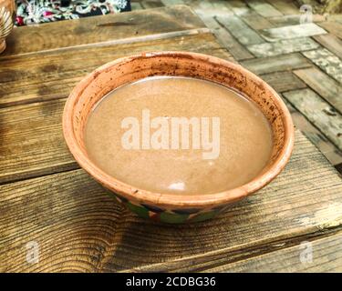 Atole champurrado ist ein heisses Getränk, das typisch für Oaxaca in Mexiko ist. Es wird aus Kakao, masa, Zucker und Zimt hergestellt. Stockfoto