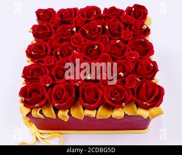 valentinstag besondere Kuchen mit essbaren lebendigen roten Rosen. Isoliert auf weißem Hintergrund Stockfoto