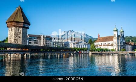 Landschaftlich schöner Blick auf die Kapellbrücke und die Jesuitenkirche mit klarem Pilatus Berg im Hintergrund und blauer Himmel im Sommer in Luzerner Altstadt Schweiz Stockfoto