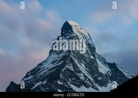 Matterhorn Gipfel schöne Aussicht Langzeitbelichtung bei Sonnenuntergang mit aufgenommen Malerischer, farbenprächtiger, klarer Himmel aus Zermatt in den Schweizer Alpen Schweiz Stockfoto