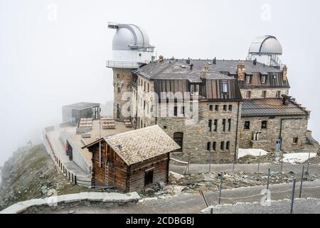 Zermatt Schweiz, 3. Juli 2020 : Gornergrat Observatorium und Hotel geschlossen und leer im Sommer 2020 und covid-19 Krise in der Mitte der Wolken um 31 Stockfoto