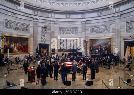 -Washington, DC - 20200727 - der ehemalige Vizepräsident und Präsidentschaftskandidat der Demokraten Joe Biden und Jill Biden zollen dem US-amerikanischen Repräsentanten John Lewis (Demokrat von Georgien) nach einem Gedenkgottesdienst in der Rotunde des US-Kapitols ihren Respekt. -BILD: Congressional Black Caucus -FOTO: POOL/CNP/startraksphoto.com -072720 Lewis-Remembrance-Pool 162 Dies ist ein redaktionelles, lizenzpflichtige Bild. Bitte kontaktieren Sie Startraks Photo für Lizenzgebühren und Rechte Informationen unter sales@startraksphoto.com oder rufen Sie +1 212 414 9464 Dieses Bild darf nicht in irgendeiner Weise, oder mig veröffentlicht werden Stockfoto