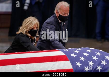 -Washington, DC - 20200727 - der ehemalige Vizepräsident und Präsidentschaftskandidat der Demokraten Joe Biden und Jill Biden zollen dem US-amerikanischen Repräsentanten John Lewis (Demokrat von Georgien) nach einem Gedenkgottesdienst in der Rotunde des US-Kapitols ihren Respekt. -FOTO: Joe Biden und Jill Biden -FOTO: POOL/CNP/startraksphoto.com -072720 Lewis-Remembrance-Pool 152 Dies ist ein redaktionelles, lizenzpflichtige Bild. Bitte kontaktieren Sie Startraks Photo für Lizenzgebühren und Rechte Informationen unter sales@startraksphoto.com oder rufen Sie +1 212 414 9464 Dieses Bild darf nicht in irgendeiner Weise veröffentlicht werden, die ist, oder könnte Stockfoto