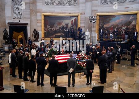 -Washington, DC - 20200727 - der ehemalige Vizepräsident und Präsidentschaftskandidat der Demokraten Joe Biden und Jill Biden zollen dem US-amerikanischen Repräsentanten John Lewis (Demokrat von Georgien) nach einem Gedenkgottesdienst in der Rotunde des US-Kapitols ihren Respekt. -BILD: Congressional Black Caucus -FOTO: POOL/CNP/startraksphoto.com -072720 Lewis-Remembrance-Pool 161 Dies ist ein redaktionelles, lizenzpflichtige Bild. Bitte kontaktieren Sie Startraks Photo für Lizenzgebühren und Rechte Informationen unter sales@startraksphoto.com oder rufen Sie +1 212 414 9464 Dieses Bild darf nicht in irgendeiner Weise, oder mig veröffentlicht werden Stockfoto