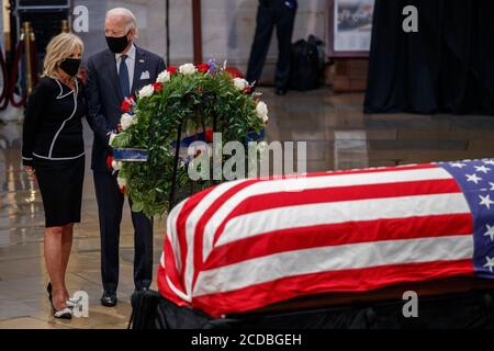 -Washington, DC - 20200727 - der ehemalige Vizepräsident und Präsidentschaftskandidat der Demokraten Joe Biden und Jill Biden zollen dem US-amerikanischen Repräsentanten John Lewis (Demokrat von Georgien) nach einem Gedenkgottesdienst in der Rotunde des US-Kapitols ihren Respekt. -FOTO: Joe Biden und Jill Biden -FOTO: POOL/CNP/startraksphoto.com -072720 Lewis-Remembrance-Pool 151 Dies ist ein redaktionelles, lizenzpflichtige Bild. Bitte kontaktieren Sie Startraks Photo für Lizenzgebühren und Rechte Informationen unter sales@startraksphoto.com oder rufen Sie +1 212 414 9464 Dieses Bild darf nicht in irgendeiner Weise veröffentlicht werden, die ist, oder könnte Stockfoto