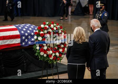 -Washington, DC - 20200727 - der ehemalige Vizepräsident und Präsidentschaftskandidat der Demokraten Joe Biden und Jill Biden zollen dem US-amerikanischen Repräsentanten John Lewis (Demokrat von Georgien) nach einem Gedenkgottesdienst in der Rotunde des US-Kapitols ihren Respekt. -FOTO: Joe Biden und Jill Biden -FOTO: POOL/CNP/startraksphoto.com -072720 Lewis-Remembrance-Pool 155 Dies ist ein redaktionelles, lizenzpflichtige Bild. Bitte kontaktieren Sie Startraks Photo für Lizenzgebühren und Rechte Informationen unter sales@startraksphoto.com oder rufen Sie +1 212 414 9464 Dieses Bild darf nicht in irgendeiner Weise veröffentlicht werden, die ist, oder könnte Stockfoto