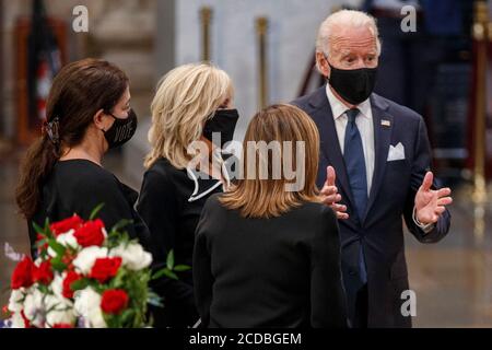 -Washington, DC - 20200727 - der ehemalige Vizepräsident und Präsidentschaftskandidat der Demokraten Joe Biden und Jill Biden zollen dem US-amerikanischen Repräsentanten John Lewis (Demokrat von Georgien) nach einem Gedenkgottesdienst in der Rotunde des US-Kapitols ihren Respekt. -FOTO: Joe Biden und Jill Biden -FOTO: POOL/CNP/startraksphoto.com -072720 Lewis-Remembrance-Pool 158 Dies ist ein redaktionelles, lizenzpflichtige Bild. Bitte kontaktieren Sie Startraks Photo für Lizenzgebühren und Rechte Informationen unter sales@startraksphoto.com oder rufen Sie +1 212 414 9464 Dieses Bild darf nicht in irgendeiner Weise veröffentlicht werden, die ist, oder könnte Stockfoto