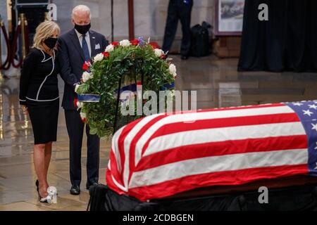 -Washington, DC - 20200727 - der ehemalige Vizepräsident und Präsidentschaftskandidat der Demokraten Joe Biden und Jill Biden zollen dem US-amerikanischen Repräsentanten John Lewis (Demokrat von Georgien) nach einem Gedenkgottesdienst in der Rotunde des US-Kapitols ihren Respekt. -FOTO: Joe Biden und Jill Biden -FOTO: POOL/CNP/startraksphoto.com -072720 Lewis-Remembrance-Pool 159 Dies ist ein redaktionelles, lizenzpflichtige Bild. Bitte kontaktieren Sie Startraks Photo für Lizenzgebühren und Rechte Informationen unter sales@startraksphoto.com oder rufen Sie +1 212 414 9464 Dieses Bild darf nicht in irgendeiner Weise veröffentlicht werden, die ist, oder könnte Stockfoto