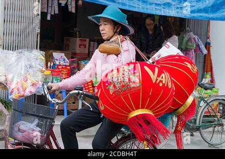 Terrassenförmig angelegtes Reisfeld im Nebel und Morgenstrahl in Mu Cang Chai Vietnam Stockfoto