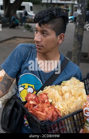 Ein junger Mann verkauft Snacks in einem Park in Oaxaca, Mexiko. Stockfoto