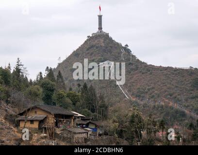 Terrassenförmig angelegtes Reisfeld im Nebel und Morgenstrahl in Mu Cang Chai Vietnam Stockfoto