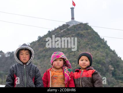 Terrassenförmig angelegtes Reisfeld im Nebel und Morgenstrahl in Mu Cang Chai Vietnam Stockfoto
