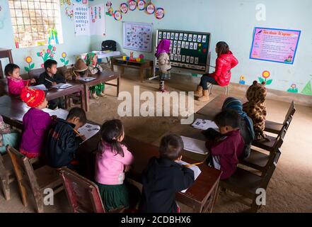 Terrassenförmig angelegtes Reisfeld im Nebel und Morgenstrahl in Mu Cang Chai Vietnam Stockfoto