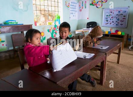 Terrassenförmig angelegtes Reisfeld im Nebel und Morgenstrahl in Mu Cang Chai Vietnam Stockfoto