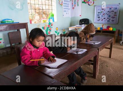 Terrassenförmig angelegtes Reisfeld im Nebel und Morgenstrahl in Mu Cang Chai Vietnam Stockfoto
