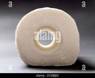 Brandneue Papierrolle für die Küche auf schwarzem Hintergrund Stockfoto