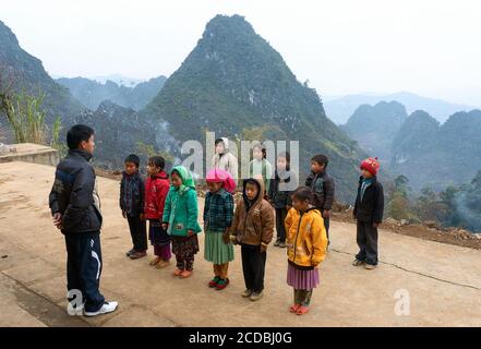 Terrassenförmig angelegtes Reisfeld im Nebel und Morgenstrahl in Mu Cang Chai Vietnam Stockfoto