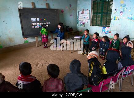 Terrassenförmig angelegtes Reisfeld im Nebel und Morgenstrahl in Mu Cang Chai Vietnam Stockfoto