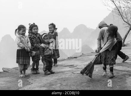 Terrassenförmig angelegtes Reisfeld im Nebel und Morgenstrahl in Mu Cang Chai Vietnam Stockfoto