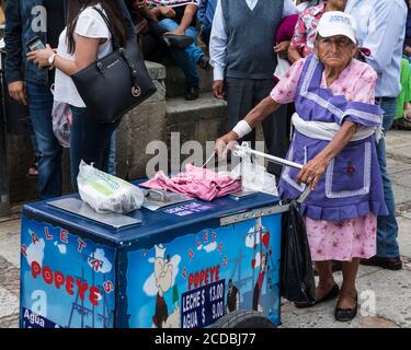 Eine ältere Frau aus Zapotec verkauft paletas oder Eisdielen auf einem platz im historischen Zentrum von Oaxaca, Mexiko. Stockfoto