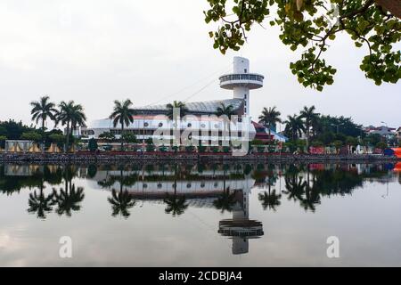 Terrassenförmig angelegtes Reisfeld im Nebel und Morgenstrahl in Mu Cang Chai Vietnam Stockfoto