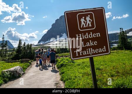 Montana, USA - 28. Juli 2020: Massen von Wanderern versammeln sich am Hidden Lake Trailhead, einer sehr beliebten leichten Wanderung im Logan Pass Gebiet des Glacier National Pa Stockfoto