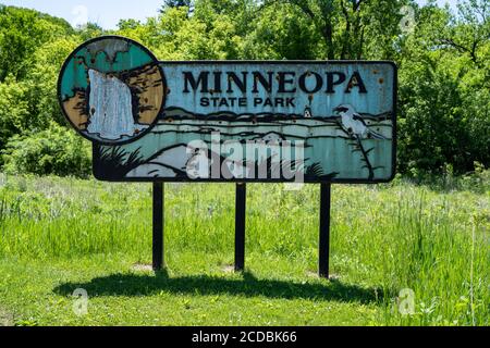 Mankato, Minnesota - 5. Juni 2020: Schild für Minneopa State Park, bekannt für einen großen Wasserfall, Naturpfade und Bison-Spiel fahren Stockfoto