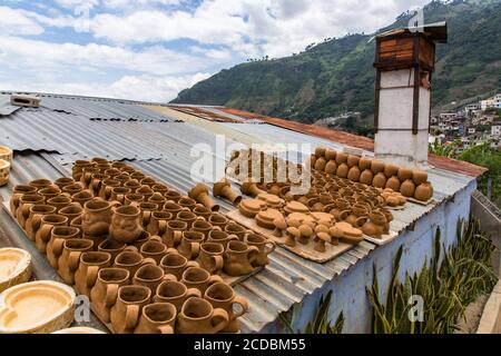 Ungebrannte Keramik oder Greenware trocknet auf dem Blechdach einer Töpferwerkstatt in San Antonio Palopó, Guatemala. Stockfoto