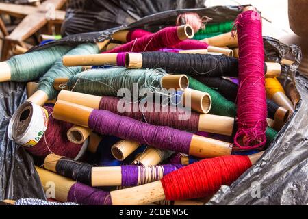Farbenfrohe Stickgarn in einem Weberei Shop in San Antonio Palopó, Guatemala, um Stücke von Bambus gewickelt. Stockfoto