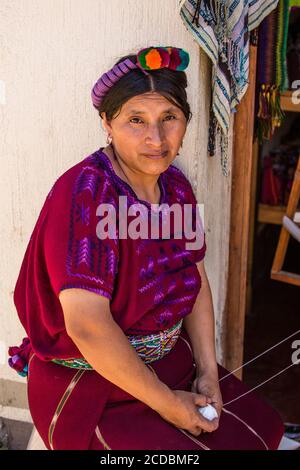 Eine Ixil Maya Frau aus San Gaspar de Chajul in traditioneller Kleidung, die die Stadt San Juan la Laguna in Guatemala besucht. Stockfoto