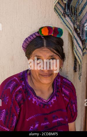 Eine Ixil Maya Frau aus San Gaspar de Chajul in traditioneller Kleidung, die die Stadt San Juan la Laguna in Guatemala besucht. Stockfoto