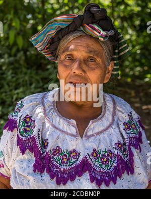 Eine ältere Tzutujil Maya Frau in traditioneller Kleidung posiert für ein Bild in San Pablo la Laguna, Guatemala. Stockfoto