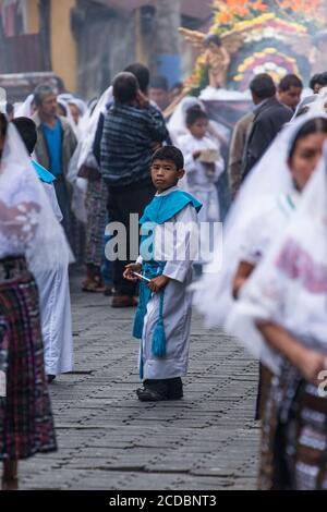 Ein junger indischer Maya-Altarjunge in der Prozession des religiösen Festivals der Jungfrau von Carmen in der Stadt San Pedro la Laguna, Guatemala. Stockfoto