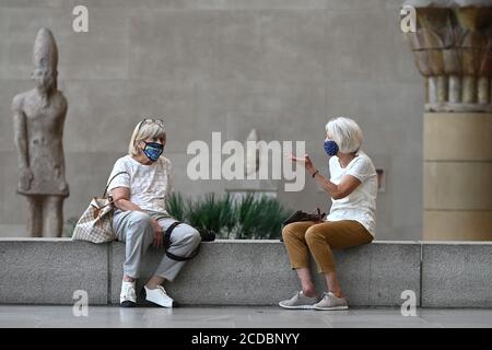 New York City, USA. August 2020. Zwei Frauen sprechen sitzen in der Nähe des Tempels von Dendur im ägyptischen Flügel des Metropolitan Museum of Art während einer Vorschau im Vorfeld der Wiedereröffnung am kommenden Samstag, New York, NY, 27. August 2020. Während kulturelle Einrichtungen in der Stadt wieder öffnen, Museen wie das MET wird eine Reihe von Vorsichtsmaßnahmen, einschließlich reduzierte Stunden, reservierte Tickets, Maske Mandate, drastisch begrenzt Teilnahme an einem Viertel der Kapazität. (Anthony Behar/Sipa USA) Quelle: SIPA USA/Alamy Live News Stockfoto