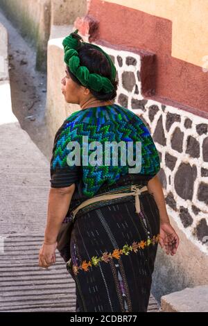 Eine Cakchiquel Maya Frau in traditioneller Kleidung geht die Straße hinunter in Santa Cruz la Laguna, Guatemala. Stockfoto