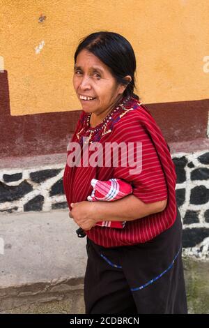 Eine Cakchiquel Maya Frau in traditioneller Kleidung geht die Straße hinunter in Santa Cruz la Laguna, Guatemala. Stockfoto