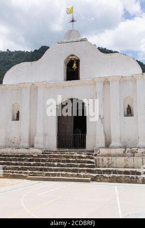 Die Fassade der einfachen Pfarrkirche von Santa Cruz la Laguna, Guatemala. Stockfoto