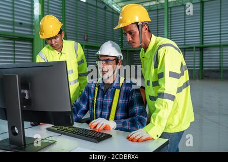 Das Engineering-Team arbeitet mit Computer arbeiten im Lager Design Stockfoto