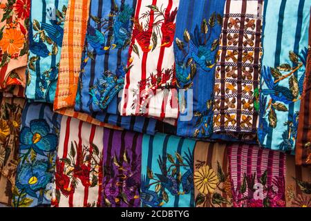 Gebrauchte gewebte Huipils zum Verkauf auf dem wöchentlichen offenen Markt in Santiago Atitlan, Guatemala. Stockfoto