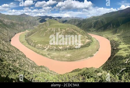 Peking, China. August 2020. Luftaufnahme vom 26. August 2020 zeigt den Tongtian Fluss, die Hauptquelle des Jangtse Flusses, der sich am Dorf Yeqing im Bezirk Zhiduo der Autonomen Präfektur Yushu im Nordwesten Chinas, der Provinz Qinghai, vorbeischlängelt. Quelle: Li Linhai/Xinhua/Alamy Live News Stockfoto