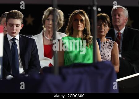 Washington, USA. August 2020. First Lady Melania Trump sieht Präsident Donald Trump seine Dankesrede am vierten Tag der Republikanischen Nationalkonvent 2020 auf dem South Lawn des Weißen Hauses am 27. August 2020 in Washington, DC, halten. (Foto von Oliver Contreras/SIPA USA) Quelle: SIPA USA/Alamy Live News Stockfoto