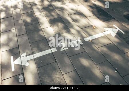 2 Meter sozialer Abstand Zeichen in der goldenen Sonne Stockfoto