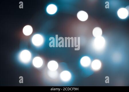 Abstrakter Bokeh nigth Hintergrund. Bunte magische Lichter Hintergrund, Dekoration für die Party. Neonlicht-Leuchteffekt. Blaues Leuchten Stockfoto