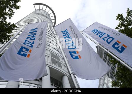 25. August 2020, Hessen, Frankfurt/Main: Fahnen mit der Aufschrift 'DZ Bank - die Initiativbank' hängen vor dem Büroturm 'Westend 1', auch bekannt als 'Kronenhochhaus', der zum Hauptsitz der DZ Bank gehört. Die Deutsche Zentral-Genossenschaftsbank (DZ Bank) legt am 28.08.2020 Zahlen für das erste Halbjahr 2020 vor. Foto: Arne Dedert/dpa Stockfoto